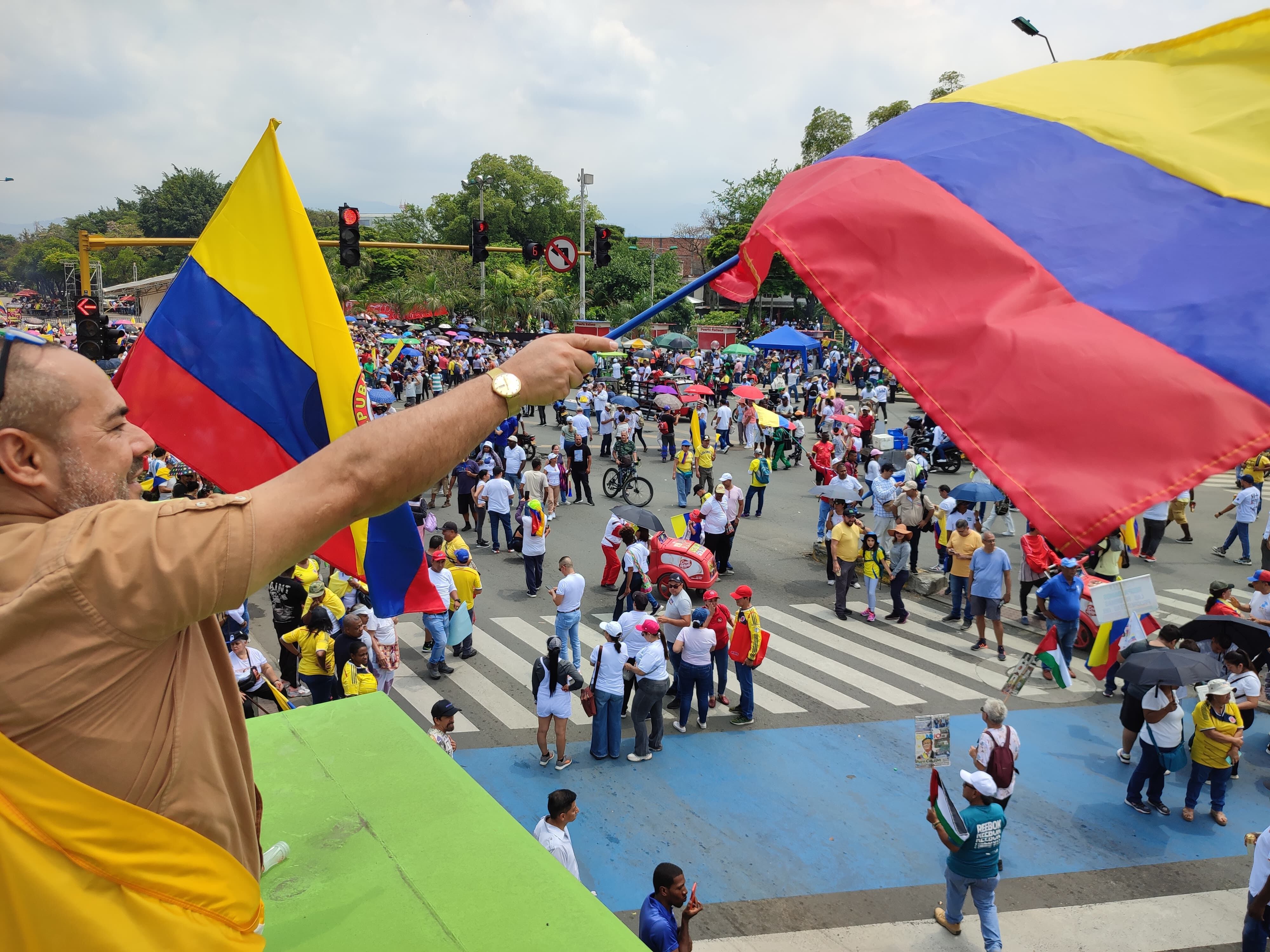 Este miércoles 1 de mayo se conmemora el Día Internacional del Trabajo en Colombia, por medio de una jornada en la que es habitual que los trabajadores, sindicatos y centrales obreras salgan a las calles de las principales ciudades del país como Cali. El gobierno del presidente Gustavo Petro ha aprovechado esta ocasión para convocar manifestaciones que demuestren apoyo hacia su administración y todas las reformas sociales que viene adelantando en el Congreso