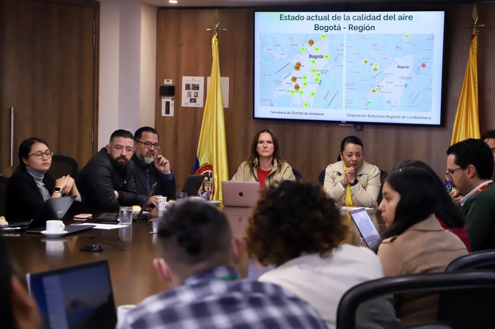 Reunión en la Secretaría de Ambiente para tomar medidas en aras de mejorar la calidad del aire en Bogotá.