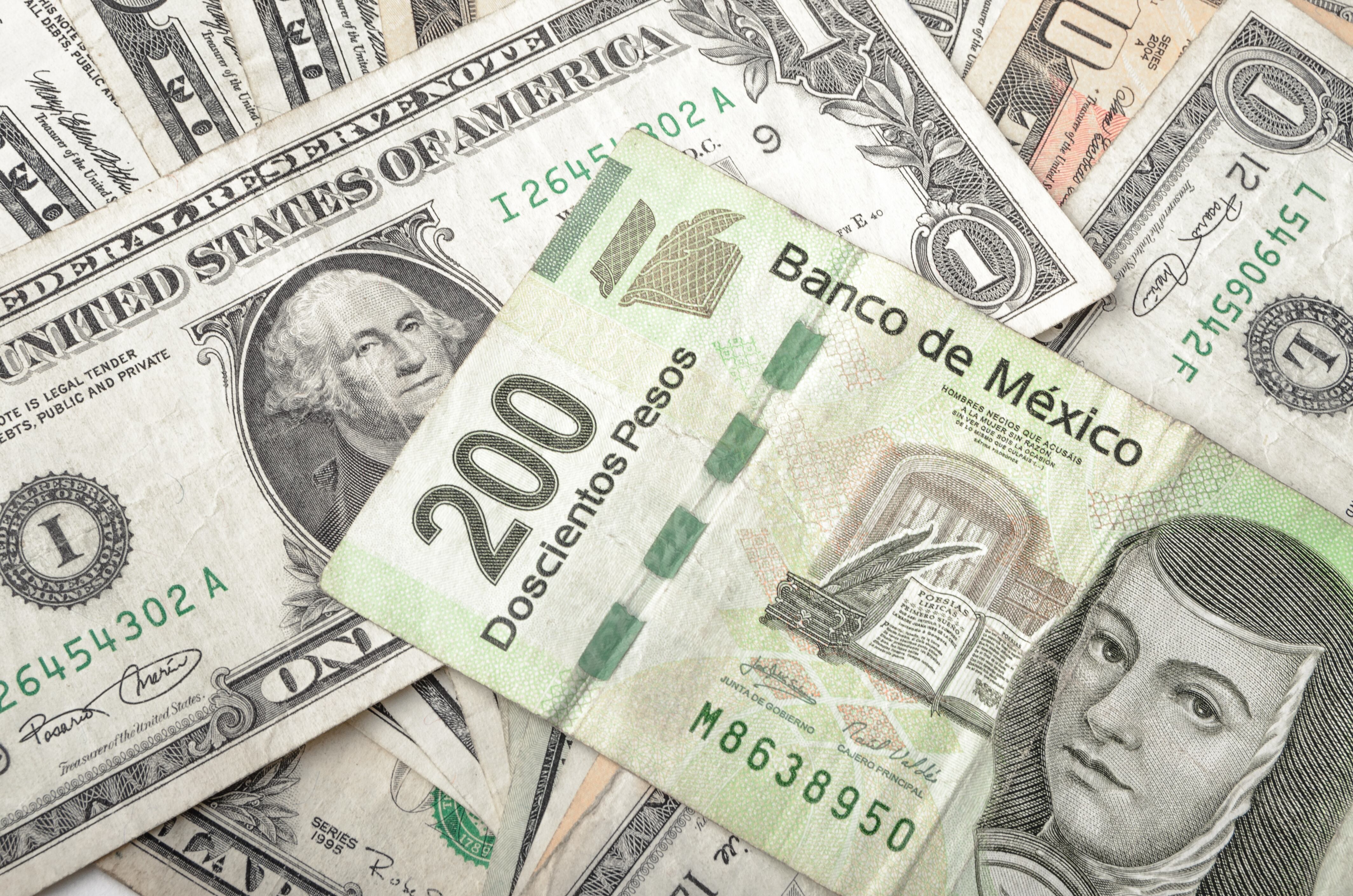 Dólares y pesos mexicanos