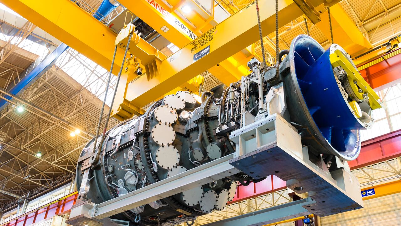 PSP31372-000, 9HA.01 Gas Turbine, Rotor on Half Shell, Case, People, Belfort, France, Europe, DI-2800x4200