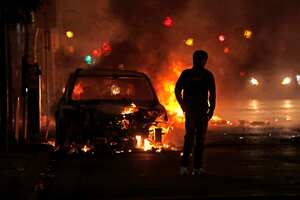 MINNEAPOLIS, Minnesota 29 de mayo de 2020 A pesar del toque de queda, las protestas y los saqueos se extendieron durante toda la noche en varias partes de la ciudad de Minneapolis el viernes 29 de mayo de 2020. Hubo demasiados incendios para que los bomberos los apagaran la noche del viernes 29 de mayo de 2020. Las protestas continúan por tercer día en respuesta a la muerte de George Floyd.
(Carolyn Cole / Los Angeles Times