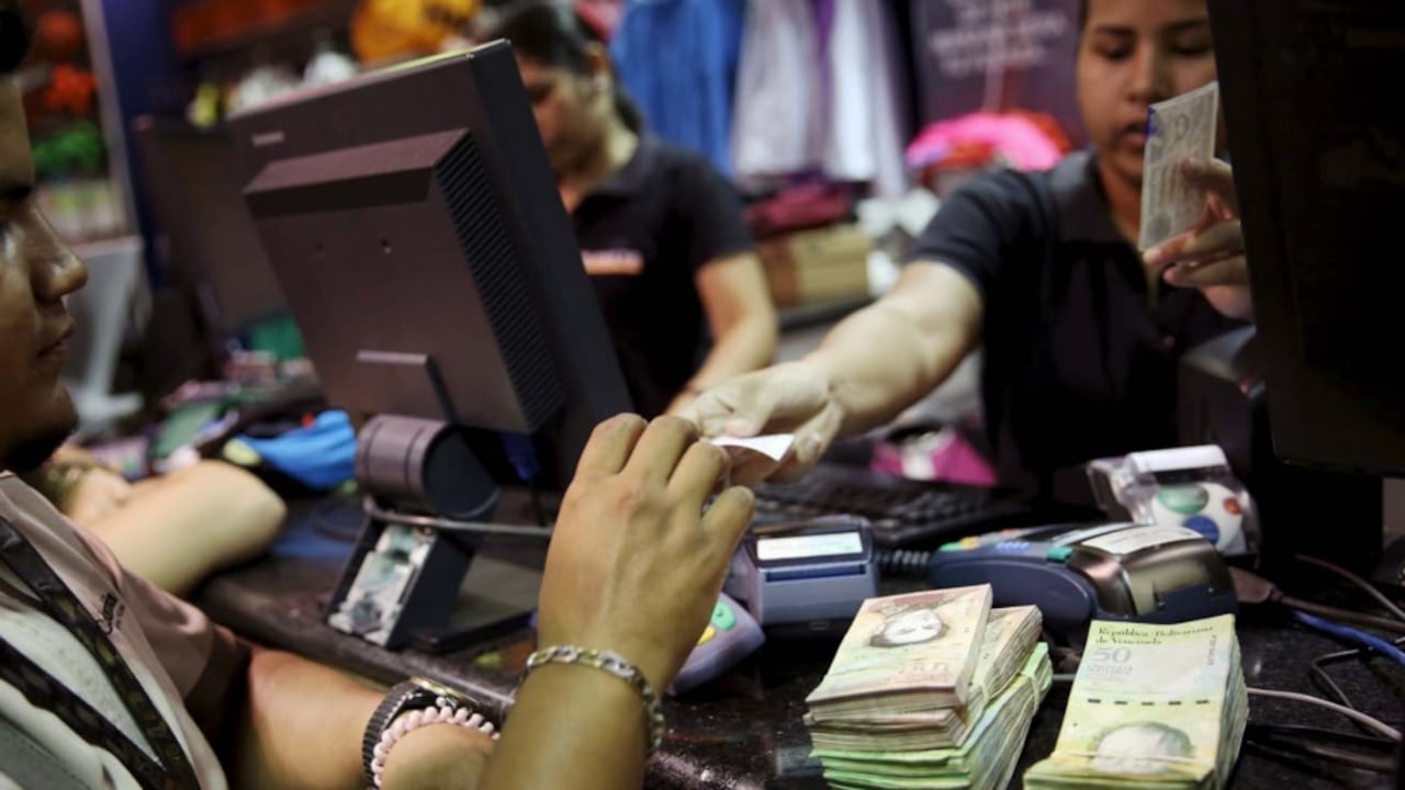 Con la crisis que enfrenta Venezuela, uno de los sectores más afectados ha sido la economía. Los venezolanos han tenido que enfrentar serias dificultades en el abastecimiento de productos básicos tanto por la escasez como por el incremento desbordado en el costo de vida.