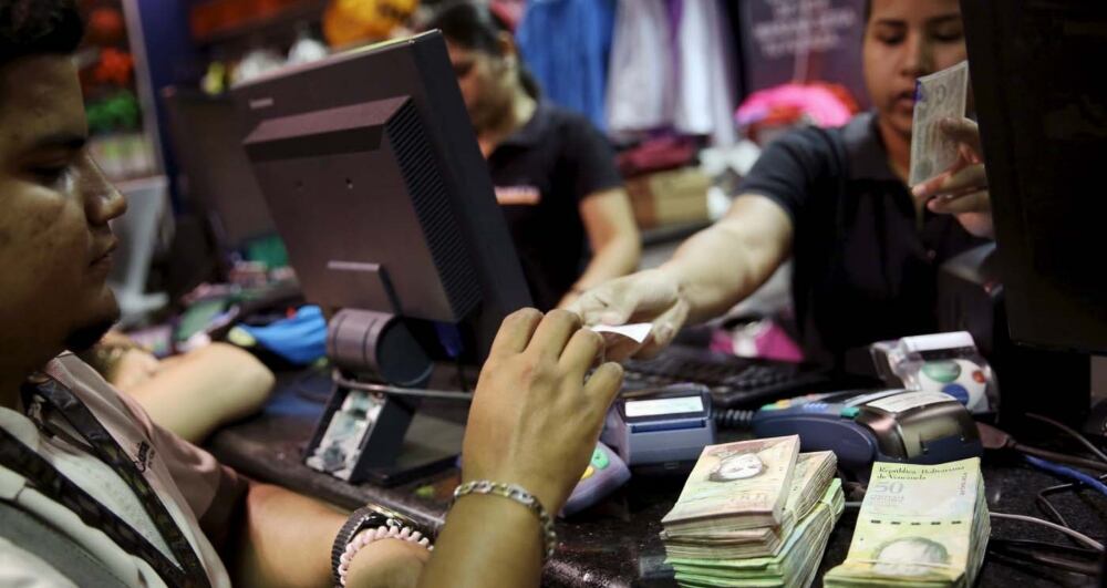 Con la crisis que enfrenta Venezuela, uno de los sectores más afectados ha sido la economía. Los venezolanos han tenido que enfrentar serias dificultades en el abastecimiento de productos básicos tanto por la escasez como por el incremento desbordado en el costo de vida.