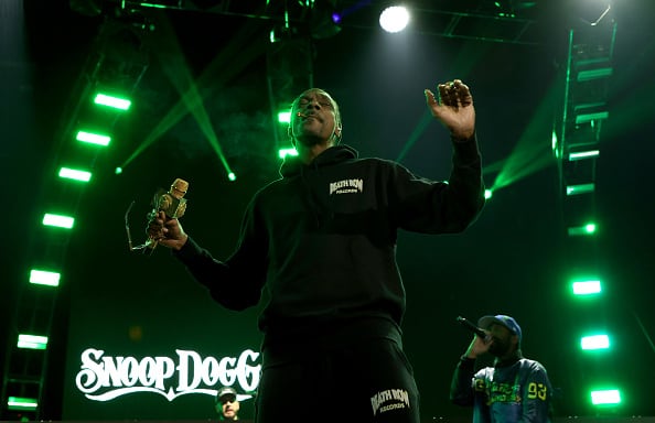 Calvin Cordozar Broadus Jr., conocido artísticamente como Snoop Dogg, y en raras ocasiones como Snoop Lion, es un rapero, empresario, productor y actor estadounidense. Es uno de los artistas de hip-hop con más éxito en el Gangsta rap. Además, es uno de los más notables amigos del productor Dr. Dre. (Photo by Ethan Miller/Getty Images)