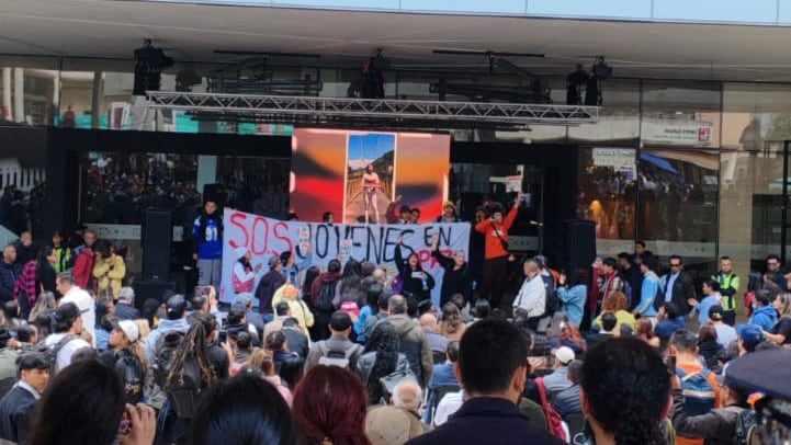 Jóvenes en Paz protestan en evento del Ministerio de la Igualdad.