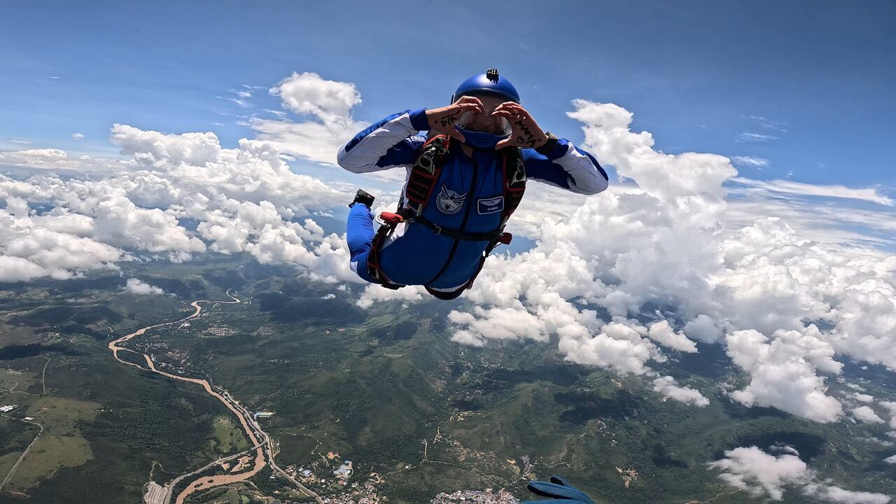 Capitán Elizabeth Corredor, la mejor paracaidista militar de Colombia.