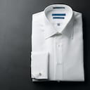 Doble bien las camisas antes de guardarlas en su clóset