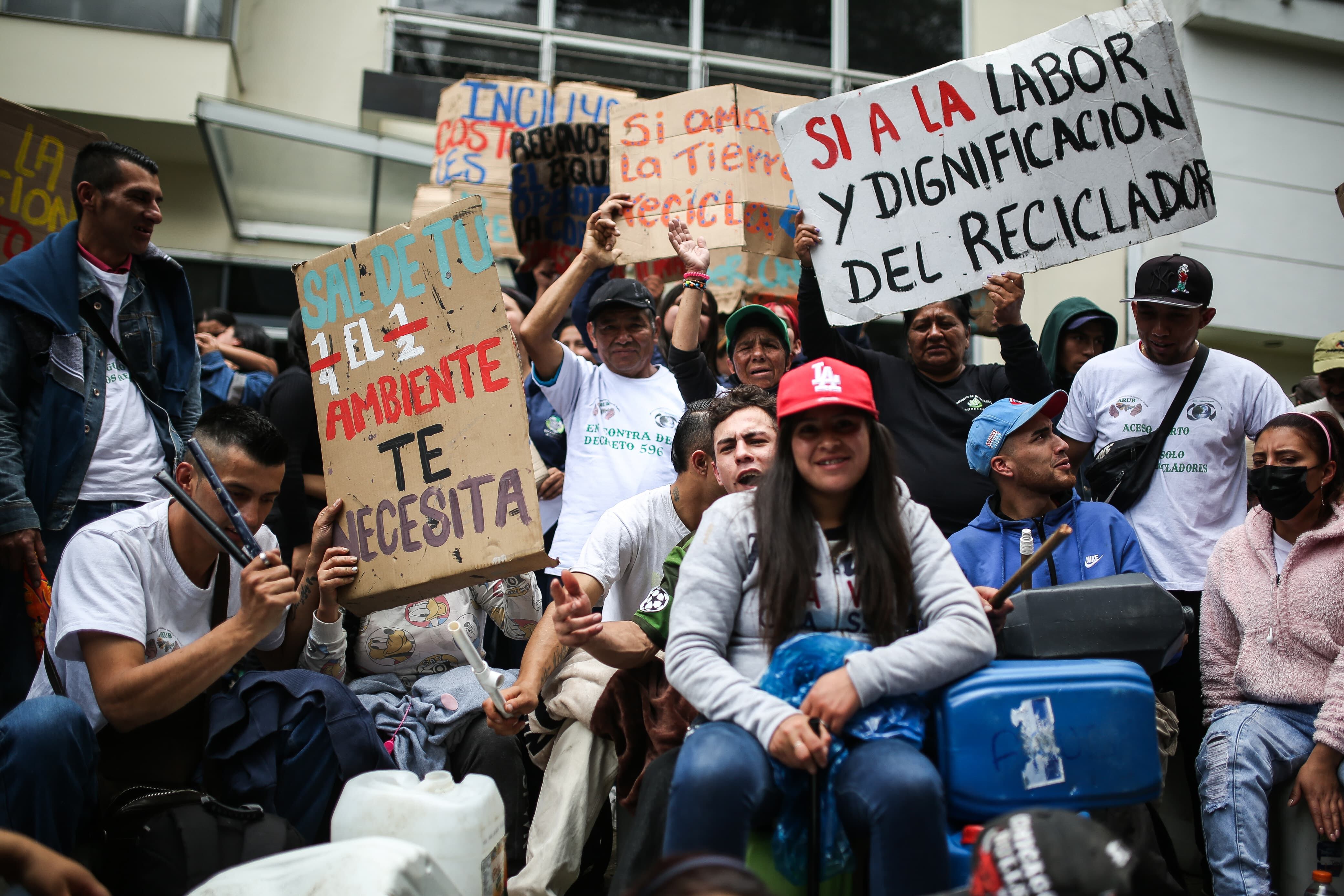 500 recicladores de oficio de Bogotá protestaron frente a las instalaciones de la Comisión de Regulación de Agua Potable, CRA, para exigir mejores condiciones que dignifiquen su oficio