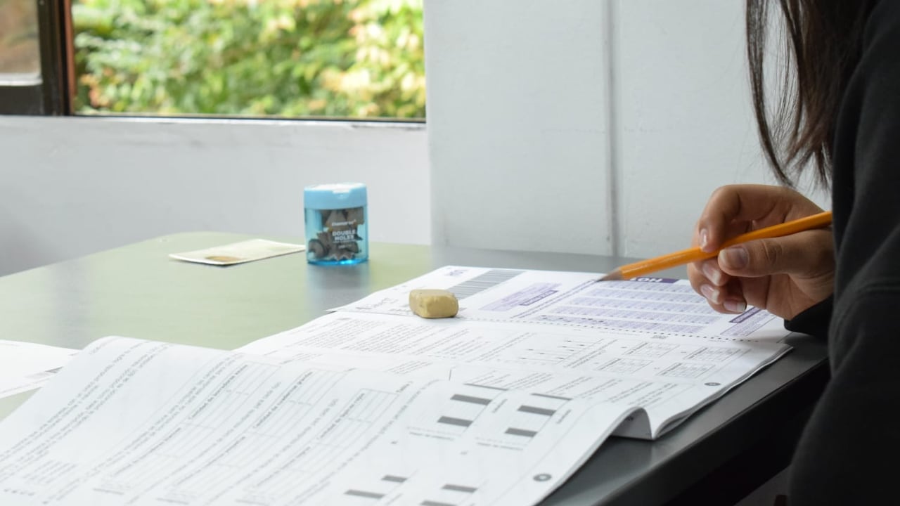 Una persona presentando el examen del Icfes