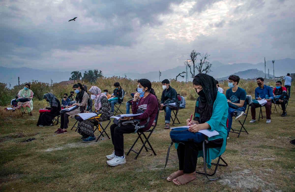 Los estudiantes de Cachemira, una región de la India que permanece en disputa, asisten a una clase al aire libre en la mañana dentro de Eidgah, un terreno reservado para las oraciones del Eid. Luego de meses sin enseñar, Muneer Alam, un ingeniero convertido en profesor de matemáticas, comenzó la escuela comunitaria informal en forma de aula al aire libre en junio. Las escuelas reabrieron en febrero, luego de un cierre estricto que comenzó en agosto de 2019, cuando India eliminó el estatus semiautónomo de la región. Sin embargo, en marzo volvieron a cerrar debido a la pandemia de coronavirus. Foto: Dar Yasin / AP 