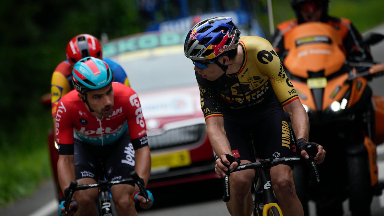 El belga Wout Van Aert, a la derecha, habla con el belga Victor Campenaerts, mientras el danés Mads Pedersen lo sigue, atrás, mientras se escapan durante la quinta etapa de la carrera ciclista del Tour de Francia de más de 163 kilómetros (101 millas) con inicio en Pau y final en Laruns, Francia, miércoles 5 de julio de 2023. (Foto AP/Daniel Cole)
