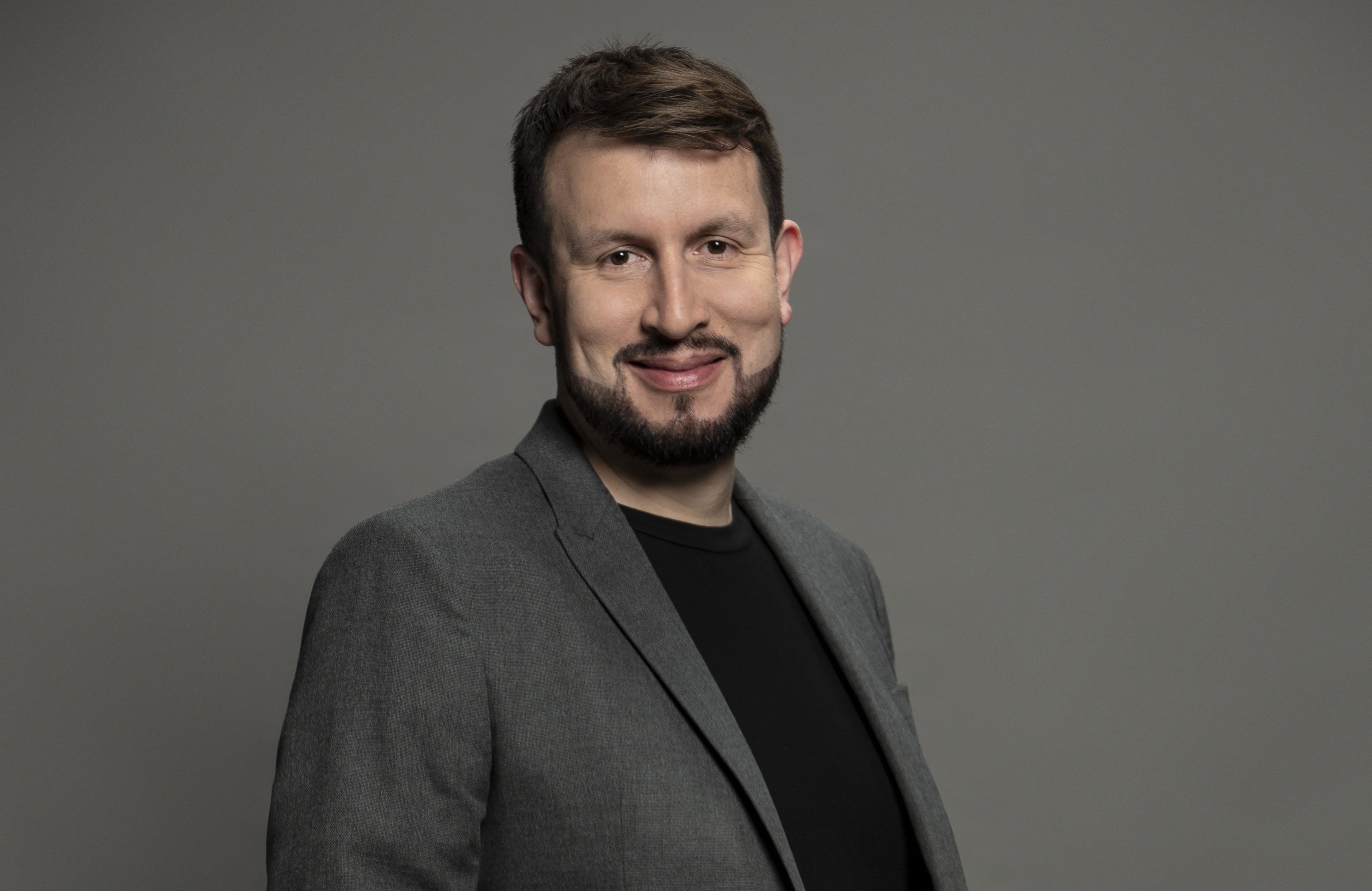 Alexander Torrenegra en plano medio.