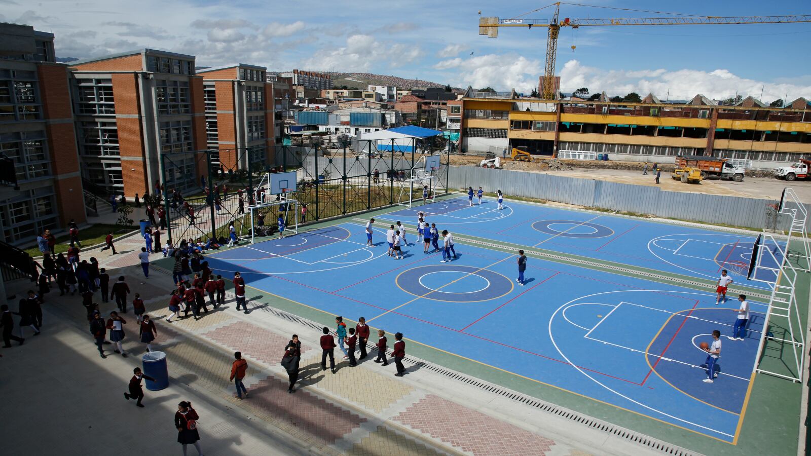 Las personas migrantes que tienen situación de irregularidad y que quieran estudiar, tienen el derecho a la educación, y no se les puede negar. Así lo dice la Secretaria de Educación Distrital de Bogotá.