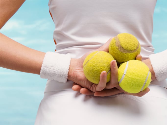 Pelota de tenis en la espalda