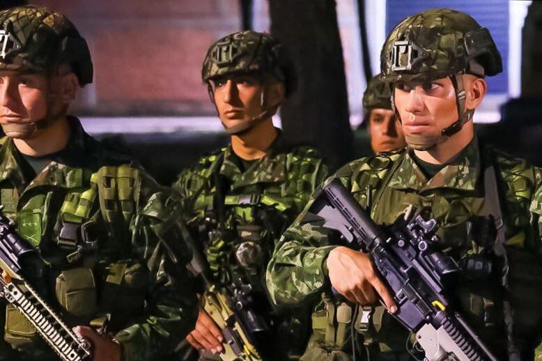 El Ministerio de Defensa desplegó a más uniformados para controlar la situación de orden público en Catatumbo. Además, están apoyando en la entrega de ayudas y evacuación de personas confinadas.