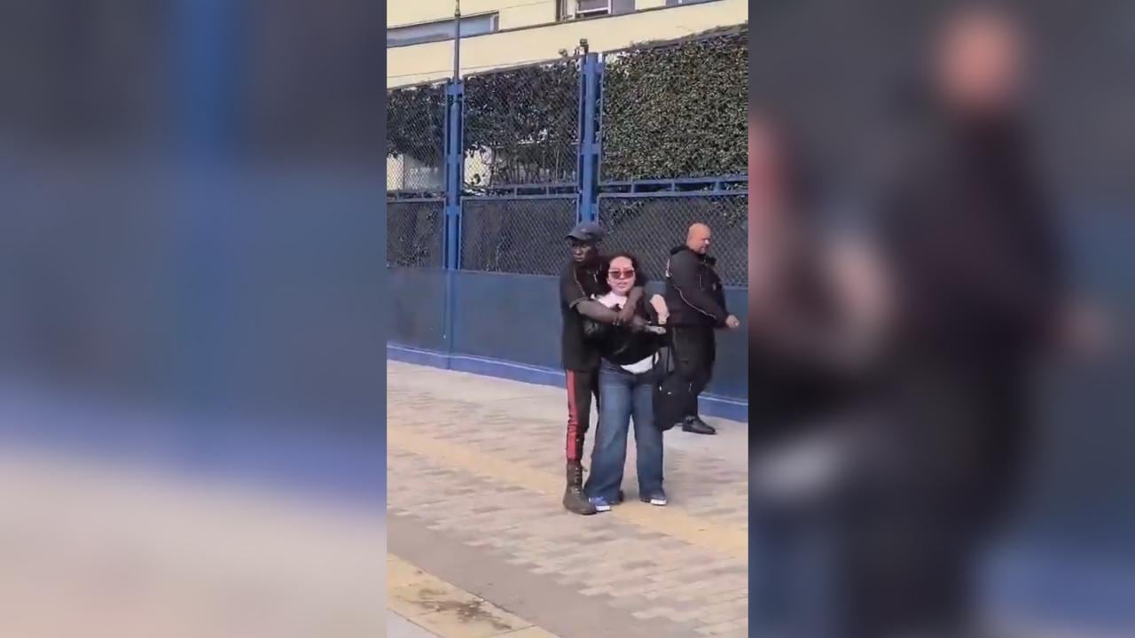Momento en el cual hombre con arma blanca tomó como rehén a una mujer luego de intentar robarla.