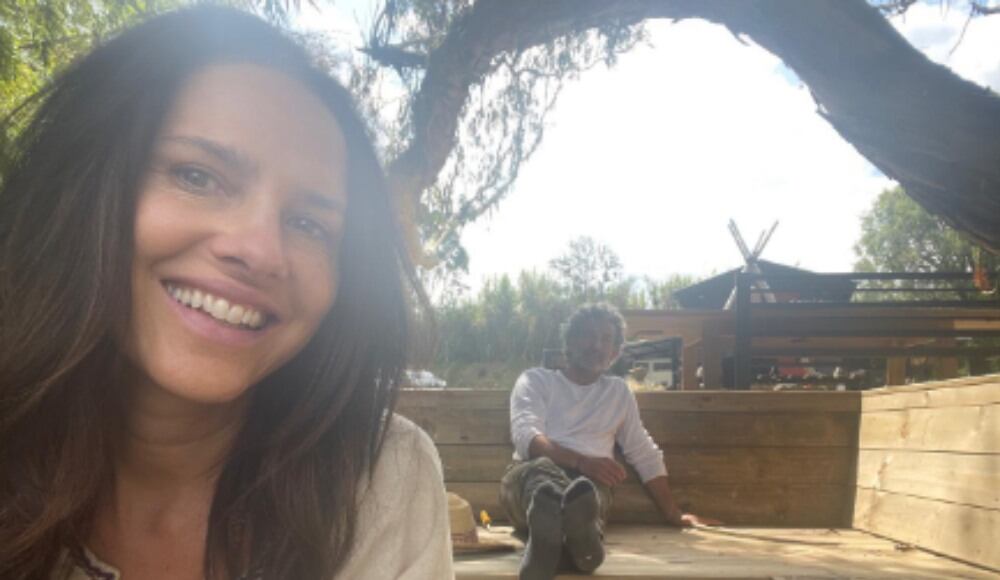 La pareja suele mostrar sus viajes en redes sociales.