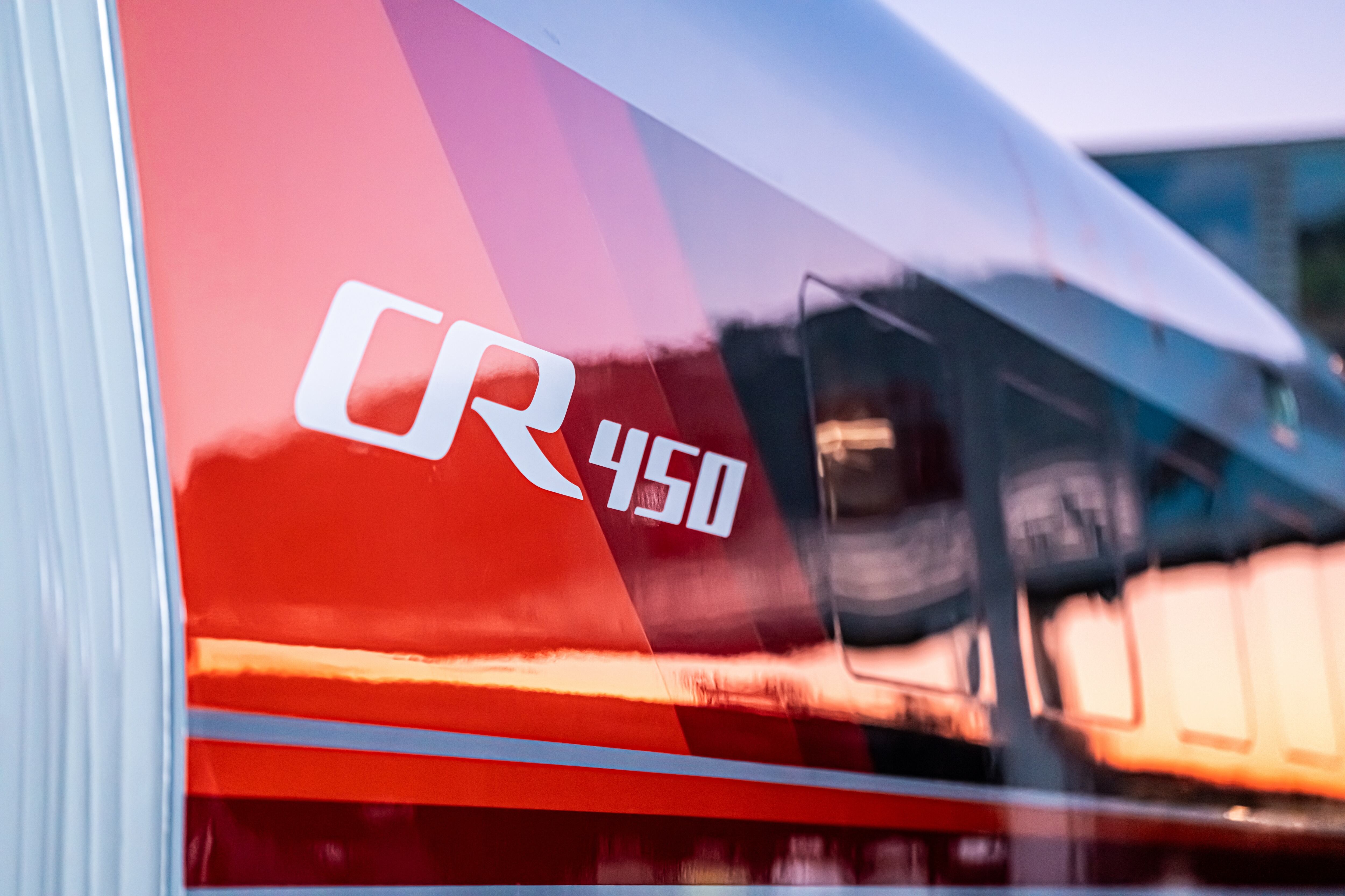 China revoluciona el transporte con el CR450, un tren de alta velocidad que rompe récords.