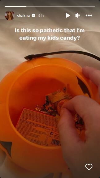 El cuerpo del delito de Shakira con los dulces de sus hijos. Foto: Instagram @shakira.
