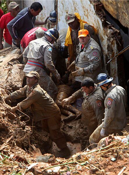 En el barrio Santa Teresa, de Río de Janeiro, un grupo de bomberos rescata de entre los escombros a uno de los 100 muertos que dejaron las inundaciones de los últimos días en esa ciudad. 
