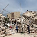Residentes buscan entre los escombros de las casas dañadas durante el terremoto y varias réplicas que sacudieron La Guaira, Venezuela.