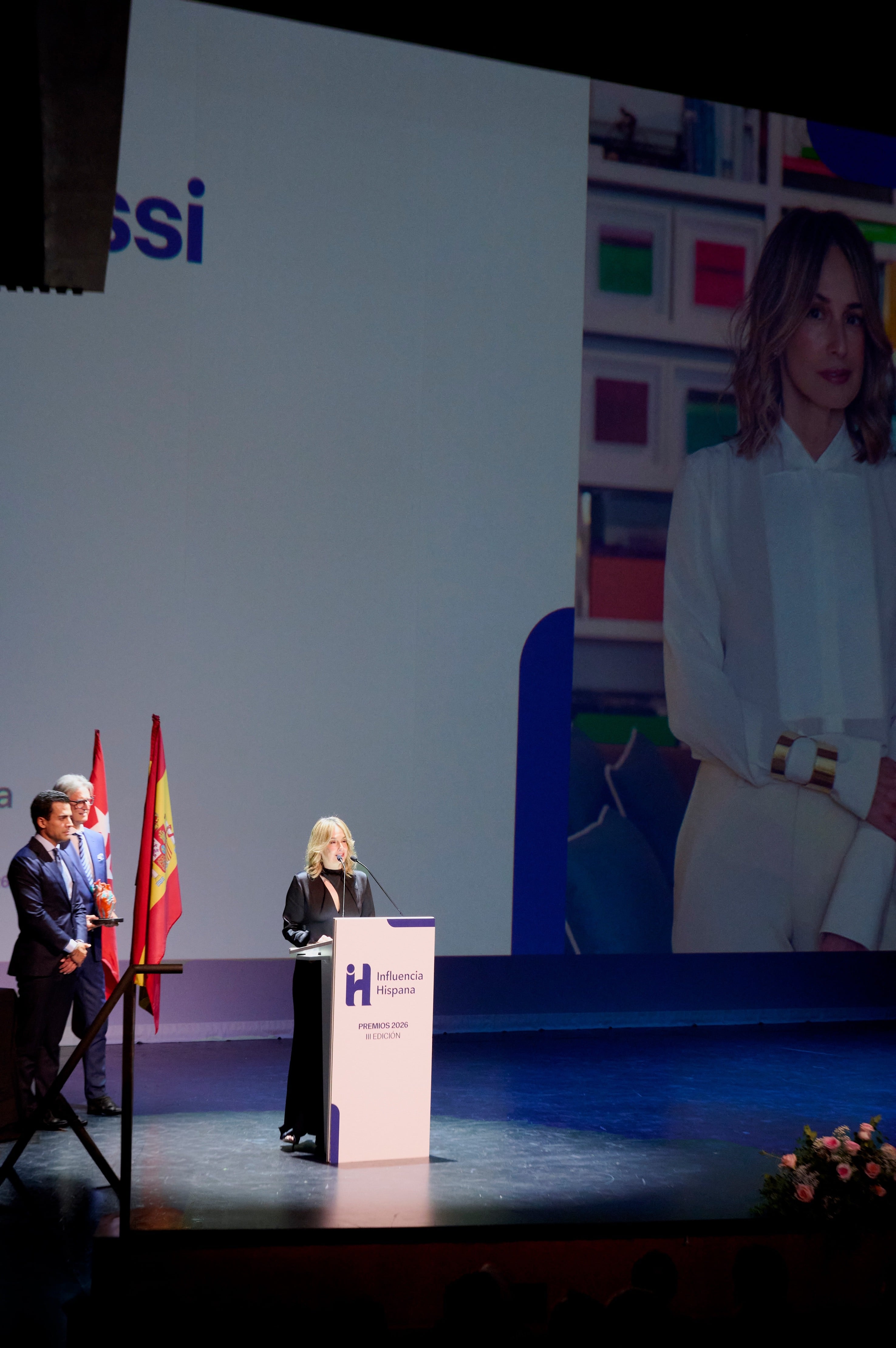 Silvia Tcherassi recibió el Premio Influencia Hispana en la categoría de Moda, un reconocimiento que destaca su trayectoria, proyección internacional y aporte a la identidad y al talento hispano. El premio fue entregado en los Teatros del Canal de Madrid.