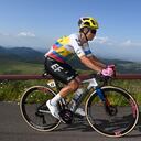 PUY DE DÔME, FRANCIA - 09 DE JULIO: Esteban Chaves de Colombia y el equipo EF Education-EasyPost compiten durante la novena etapa del 110° Tour de Francia 2023, una etapa de 182,4 km desde Saint-Léonard-de-Noblat hasta Puy de Dôme 1412 m / # UCIWT / el 09 de julio de 2023 en Puy de Dôme, Francia. (Foto de Tim de Waele/Getty Images)