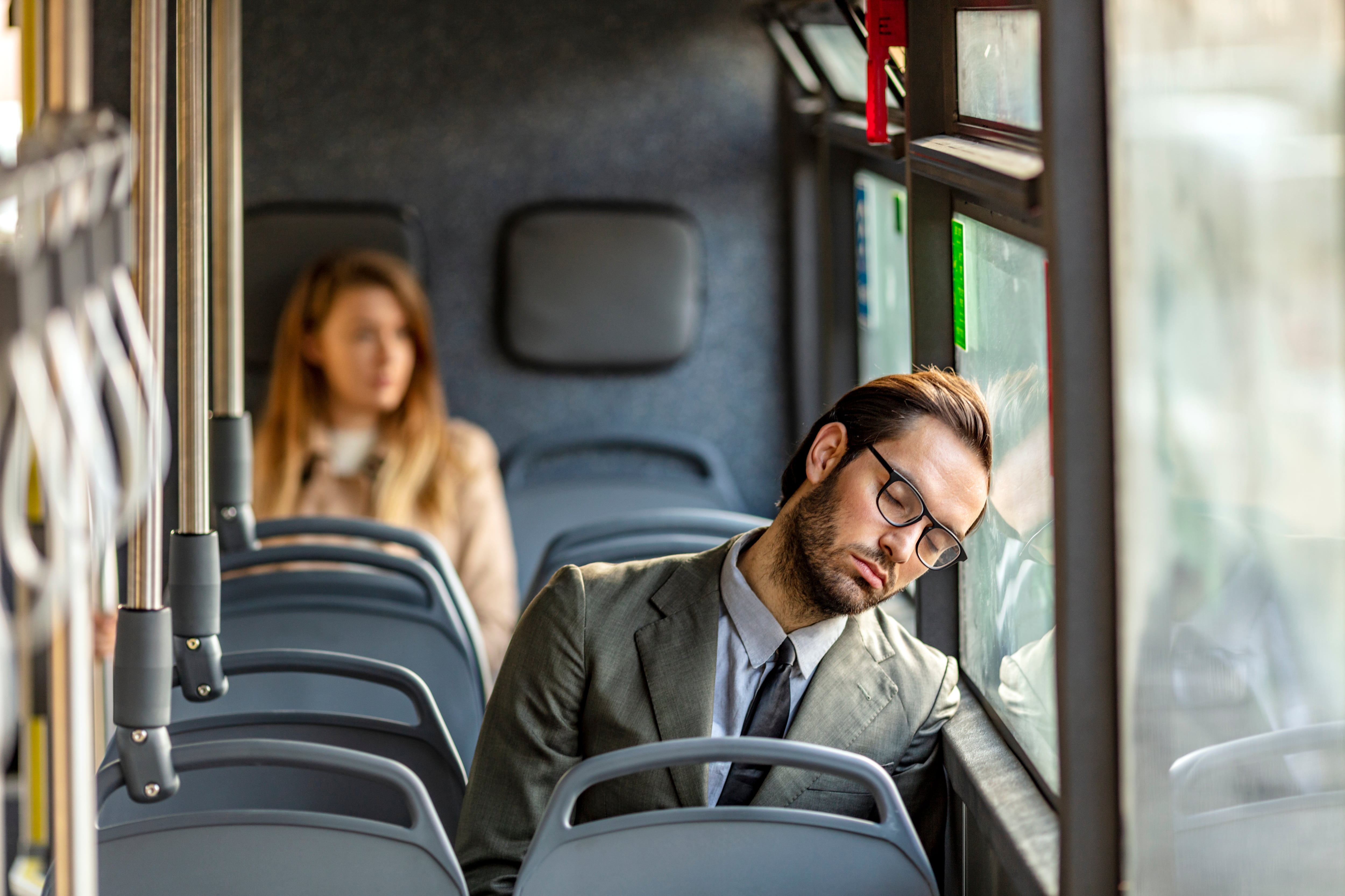 Un trabajador japonés duerme brevemente en el transporte público, una práctica conocida como inemuri, socialmente aceptada en Japón como señal de dedicación laboral, aunque vinculada al cansancio crónico.