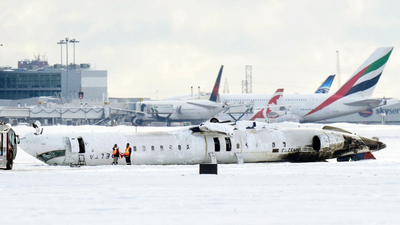 Un avión de Delta Air Lines yace boca abajo en el Aeropuerto Pearson de Toronto el martes 18 de febrero de 2025.