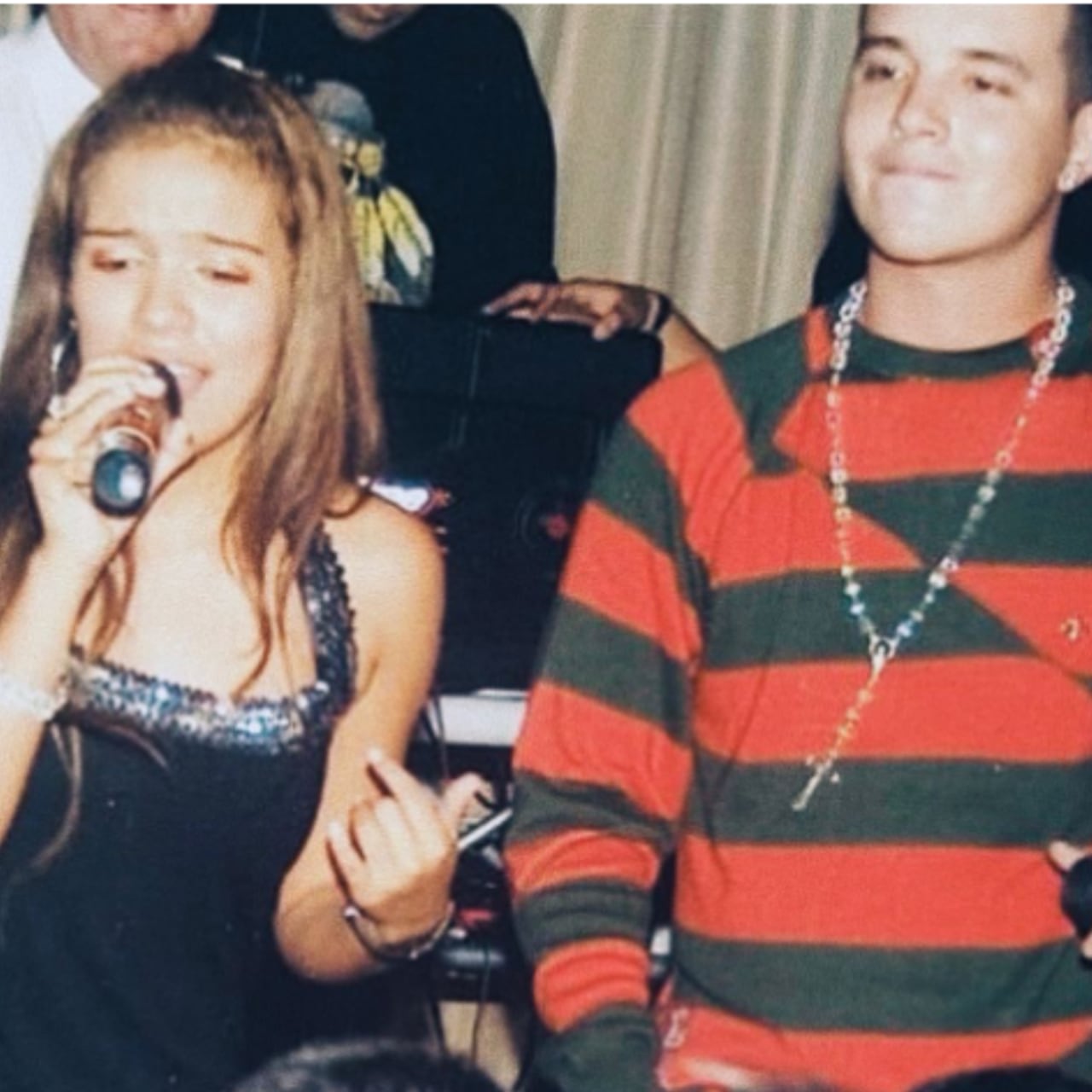 Karol G y J Balvin cantando juntos en el 2007 en una fiesta familiar.