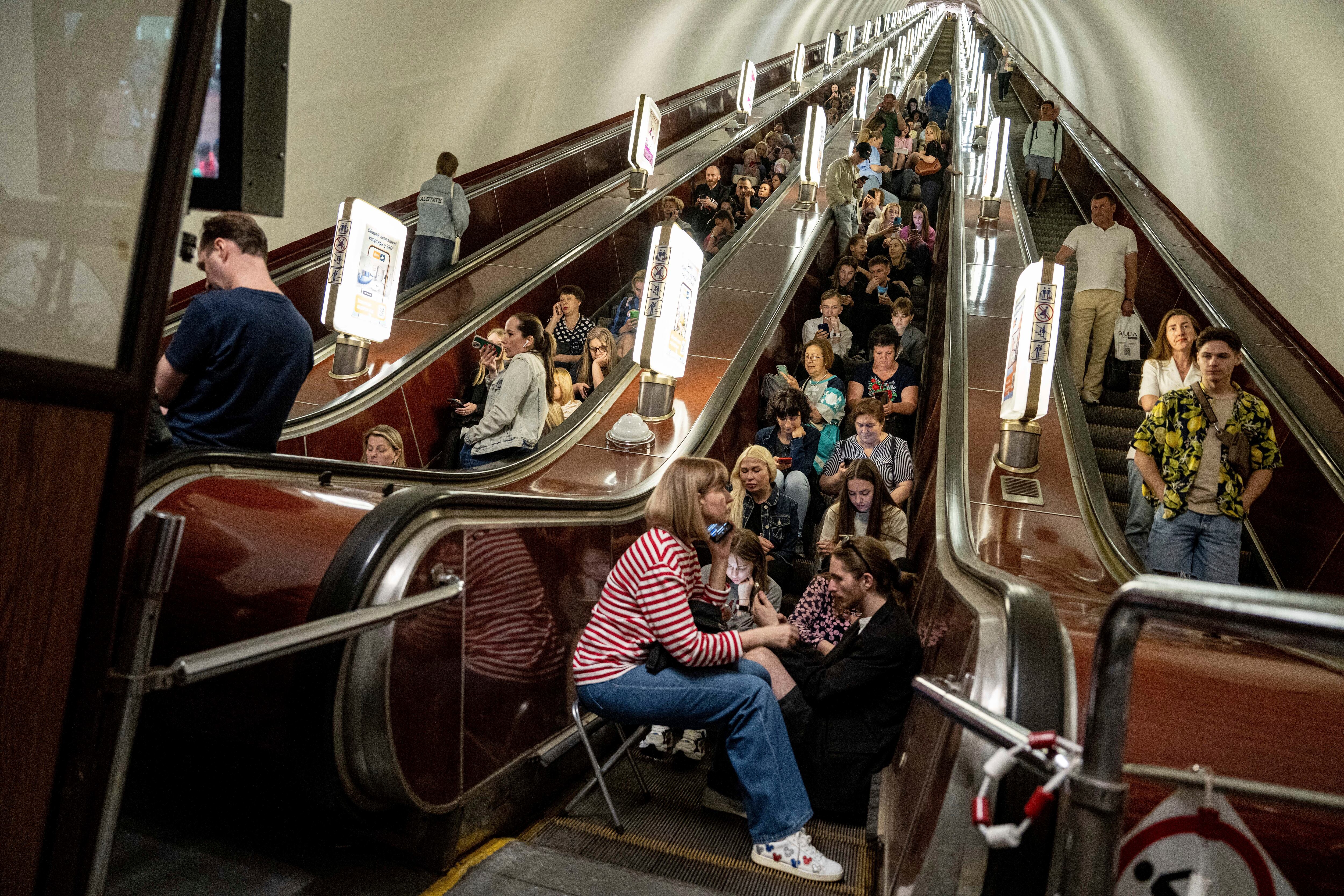 La gente se pone a cubierto en la estación de metro durante un ataque con cohetes rusos en Kiev, Ucrania, el lunes 29 de mayo de 2023.