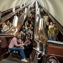 La gente se pone a cubierto en la estación de metro durante un ataque con cohetes rusos en Kiev, Ucrania, el lunes 29 de mayo de 2023.