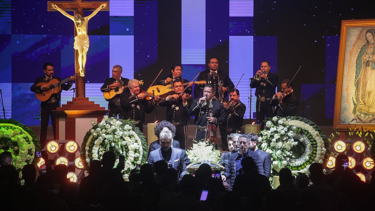 Alejandro Fernández le rindió homenaje a su padre, a través de varias de las canciones del rey de la ranchera.