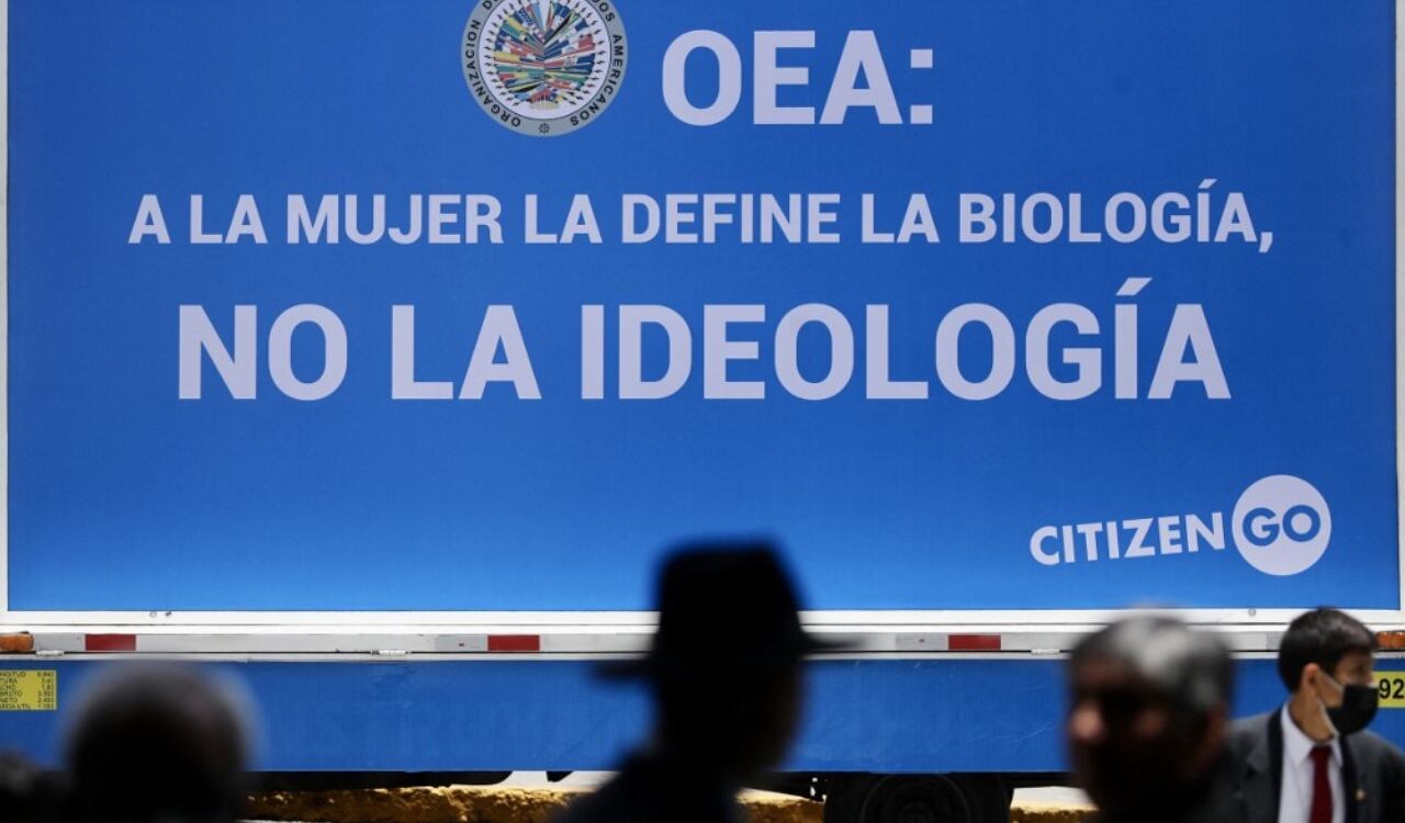 Esta fue la pancarta que desató la polémica entre los políticos de Perú