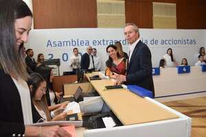 Llegan los accionistas e integrantes de la junta directiva de Sura a la asamblea extraordinaria convocada por el socio mayoritario, el grupo Gilinski.