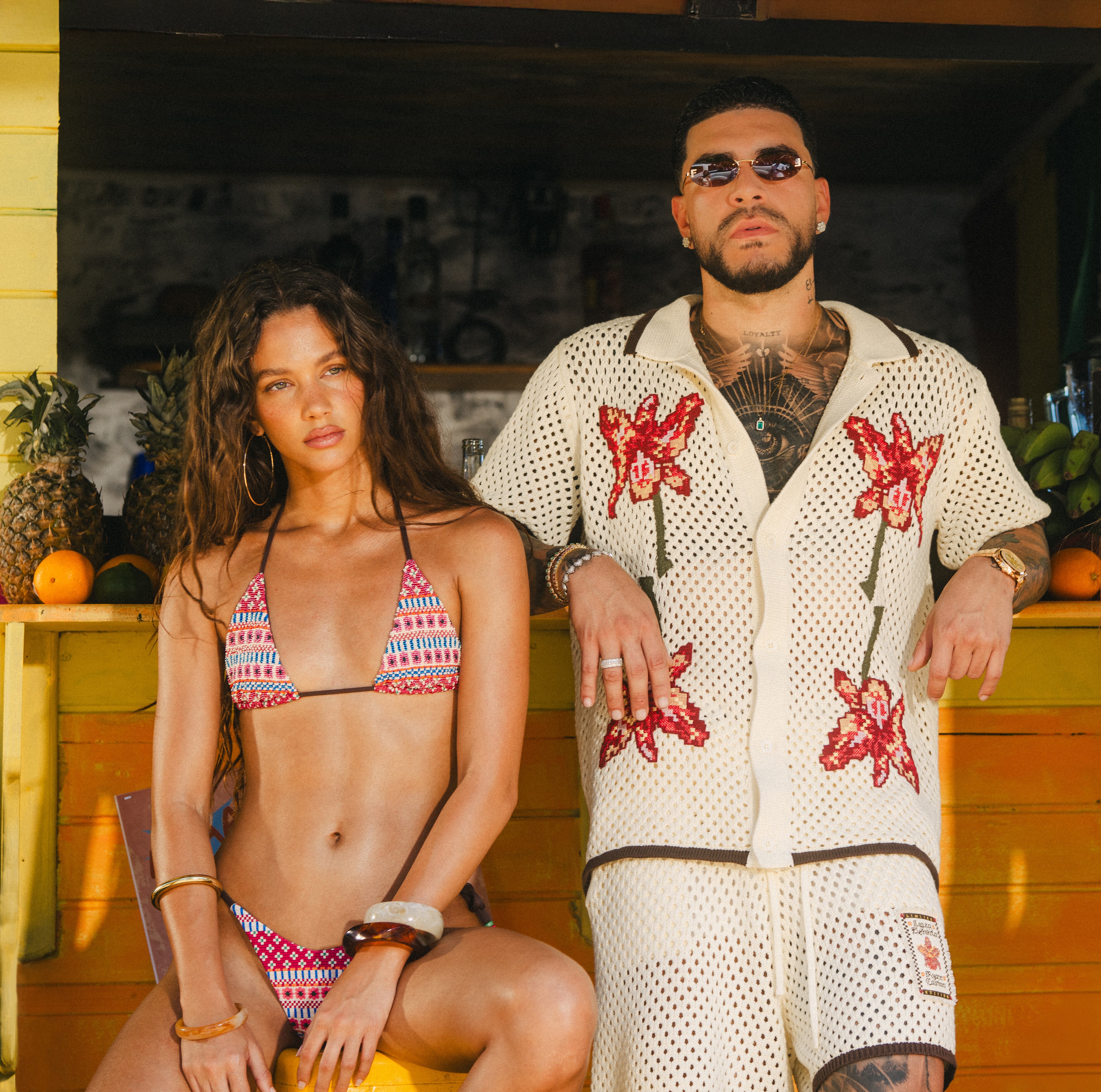 Ryan Castro no es ajeno al mundo de la moda. Su primera incursión fue con el lanzamiento de su línea de ropa Ghetto Med. Este 2026 incursiona con una nueva colaboracion con Agua Bendita y su colección Awaa.