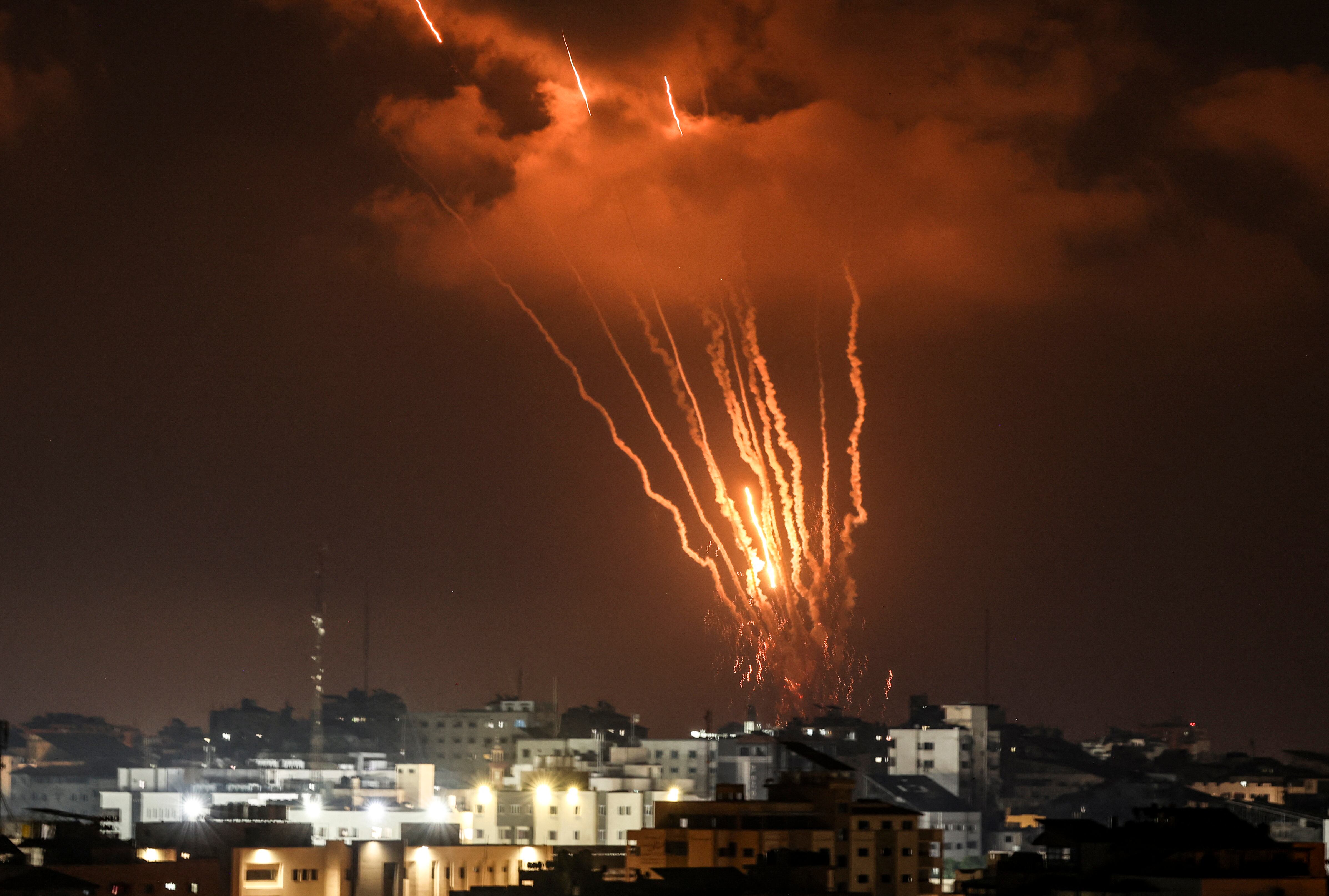 Horas de tensión en Gaza luego de bombardeos y dísparos de misiles. (Photo by MAHMUD HAMS / AFP)