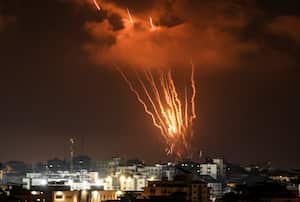 Horas de tensión en Gaza luego de bombardeos y dísparos de misiles. (Photo by MAHMUD HAMS / AFP)