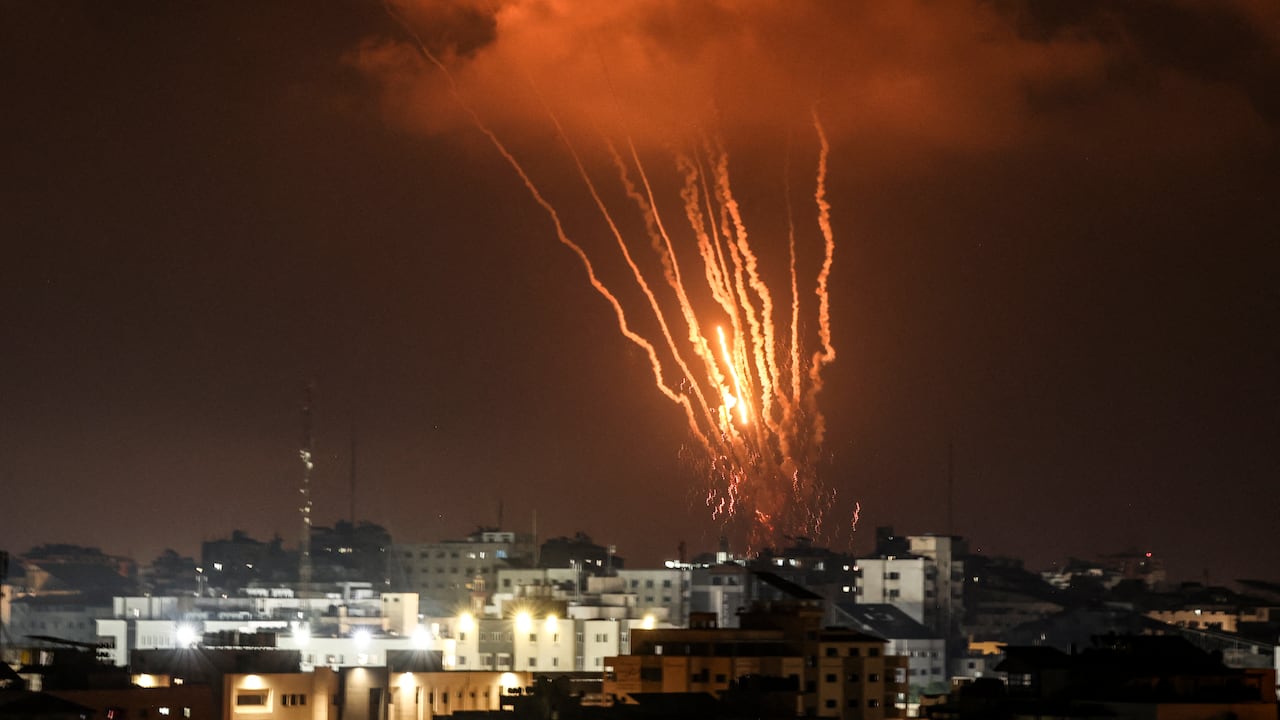 Otan responde a llamado de Zelenski y manifiesta la necesidad de reforzar la seguridad aérea de ese país tras ola de bombardeos. (Photo by MAHMUD HAMS / AFP)
