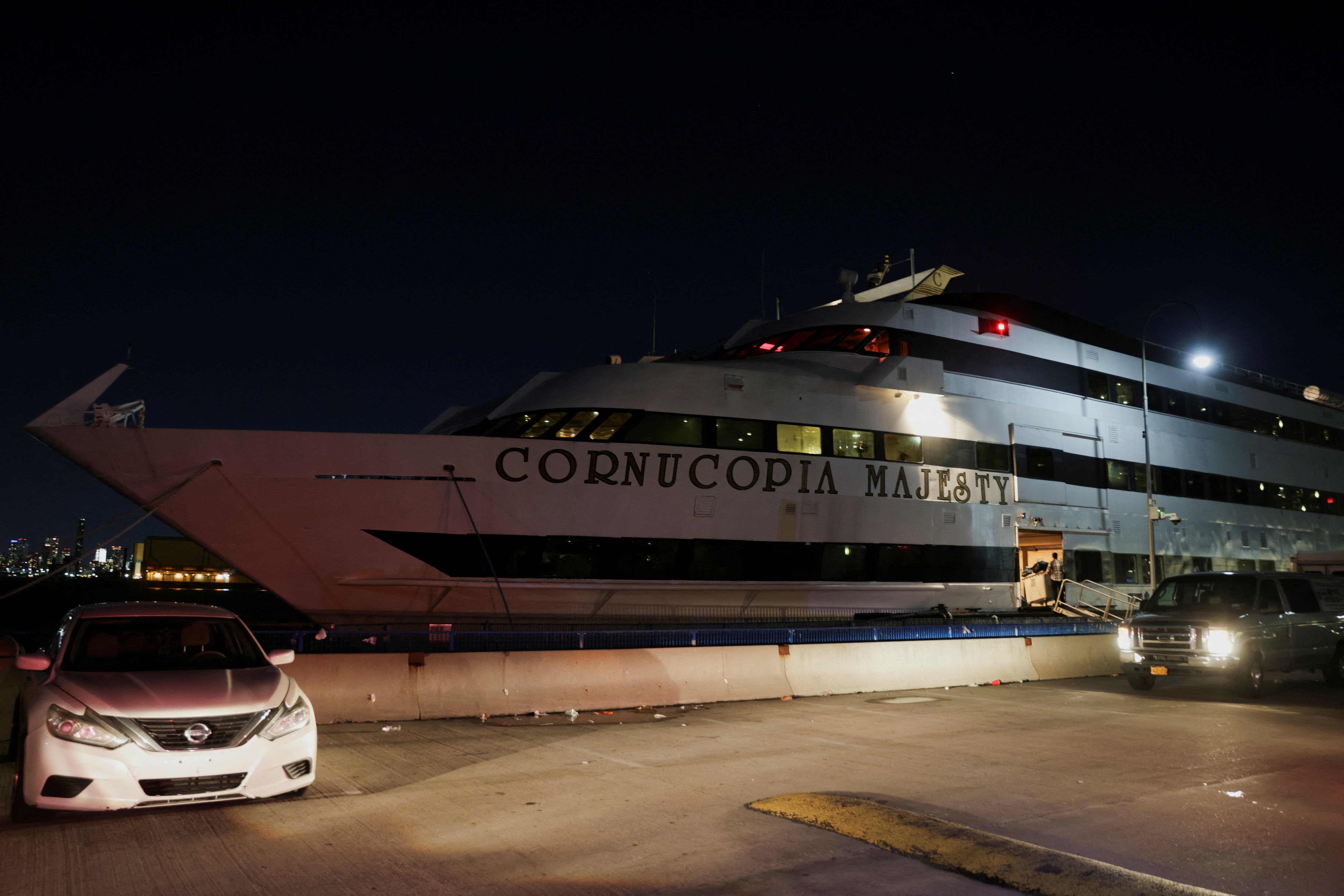 Una vista del barco del partido donde fuentes de los medios dicen que la policía respondió a informes de varias personas apuñaladas durante una pelea, en un muelle de la Terminal del Ejército de Brooklyn en la ciudad de Nueva York, EE.UU., el 20 de abril de 2024.