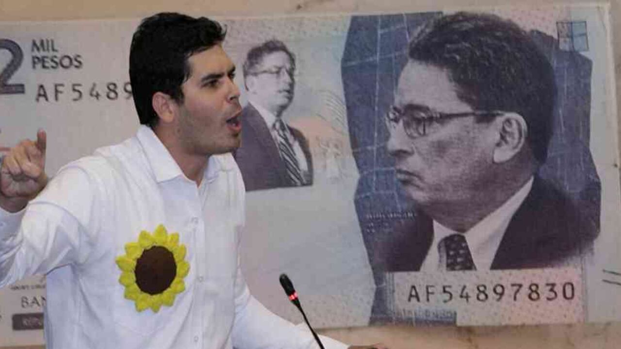 Fabián Díaz empezó a lanzar billetes al aire con la cara del ministro Carrasquilla.