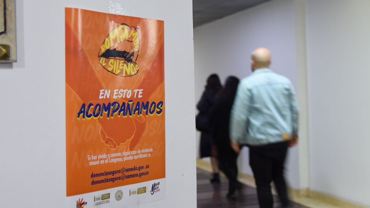 Los carteles que informan sobre la ruta de denuncia contra acoso y abuso sexual en el Congreso.