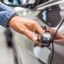 Las manijas pueden ser claves para las maniobras de parqueo en reversa o para estacionar en la calle junto a un andén.