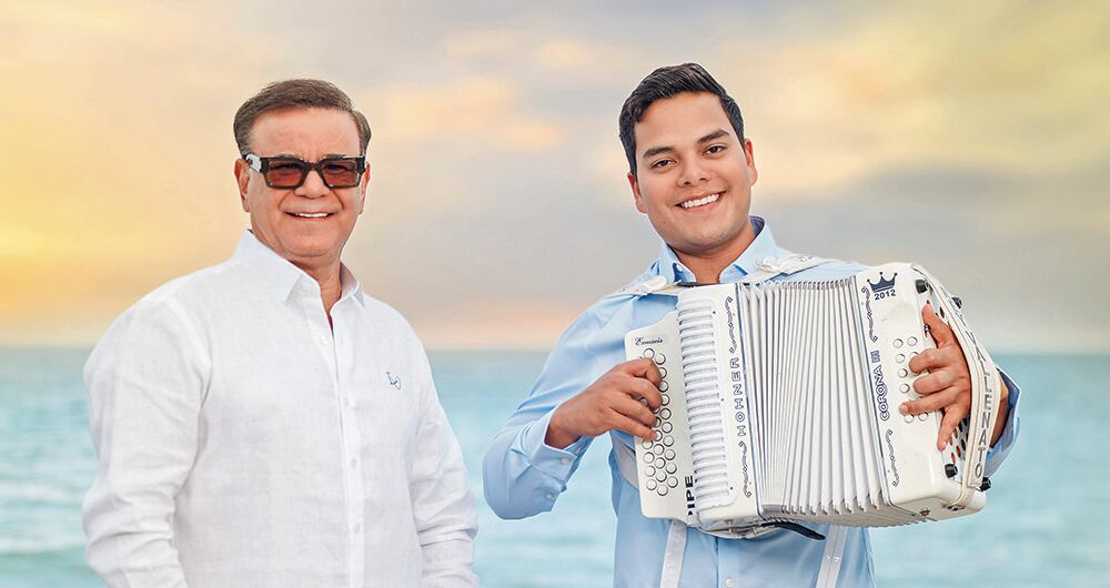 Iván Villazón y su nuevo acordeonero, Tuto López, con quien grabó su más reciente trabajo musical. 