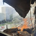 Servicios de emergencias trabajan en el lugar donde un misil golpeó un edificio de apartamentos en Ucrania.