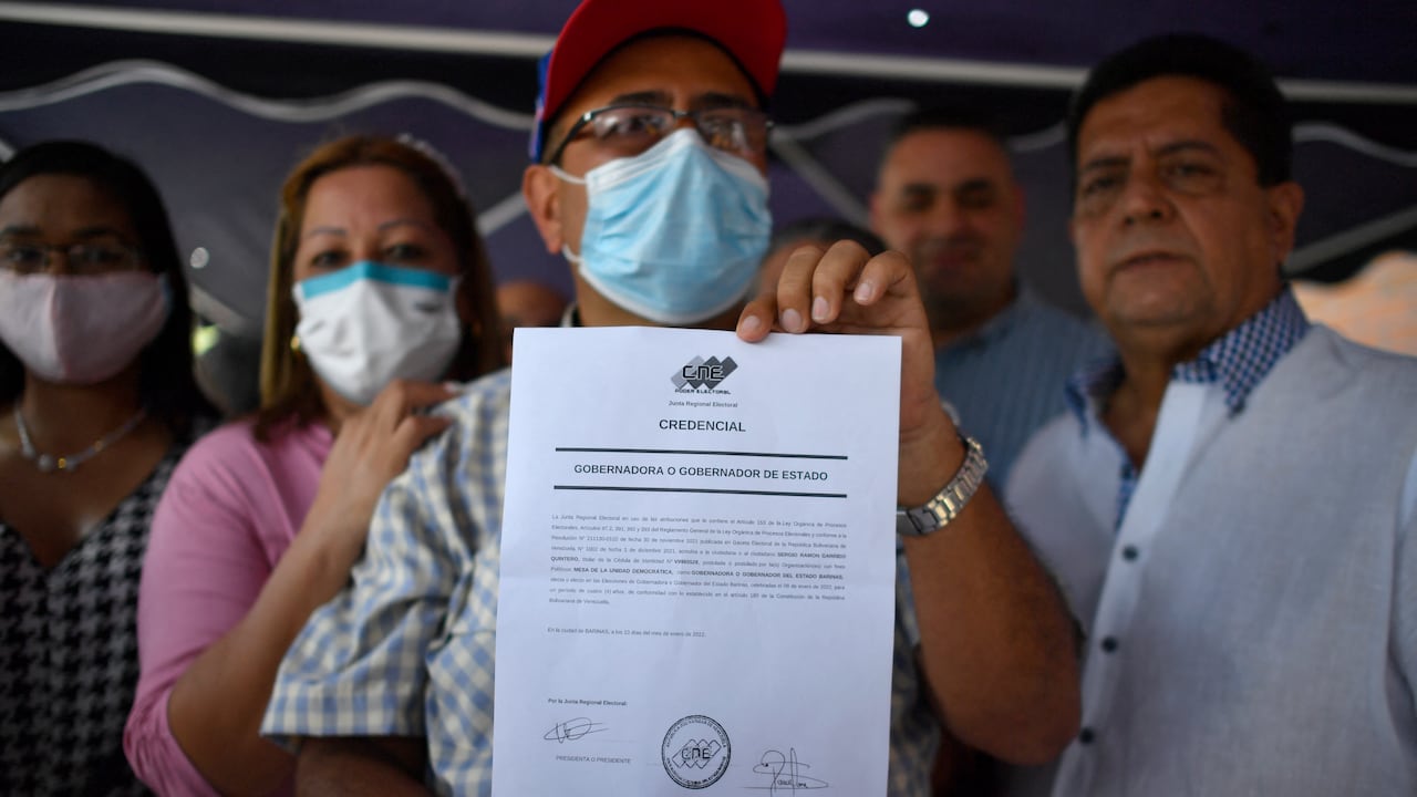 Sergio Garrido presentando la acreditación como gobernador luego de su triunfo en Barinas.