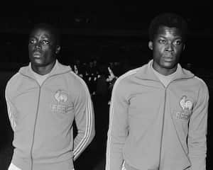 (De izquierda a derecha) Famosos defensores del fútbol central francés Jean-Pierre Adams y Marius Tresor. (Foto de Universal / Corbis / VCG a través de Getty Images)