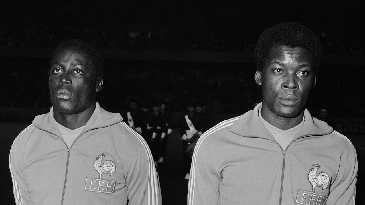 (De izquierda a derecha) Famosos defensores del fútbol central francés Jean-Pierre Adams y Marius Tresor. (Foto de Universal / Corbis / VCG a través de Getty Images)