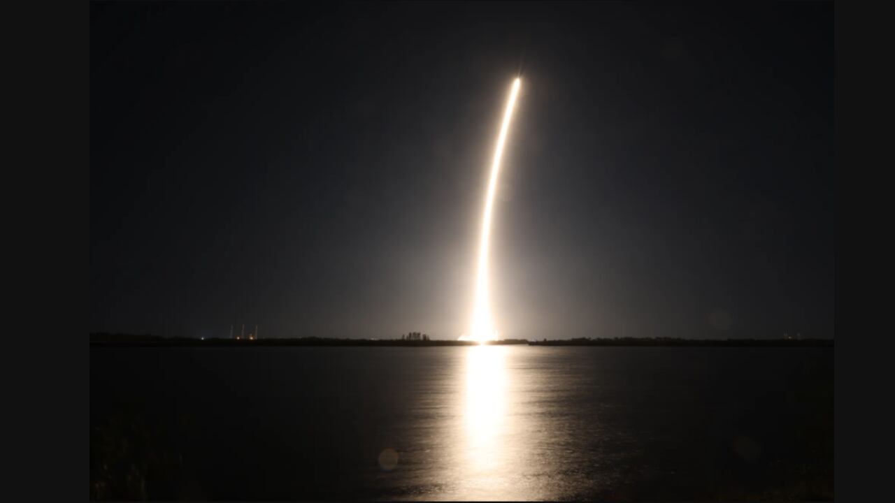 Desde el Centro Espacial Kennedy, el Falcon 9 despega con Blue Ghost, llevando 10 herramientas de la NASA para explorar la Luna.