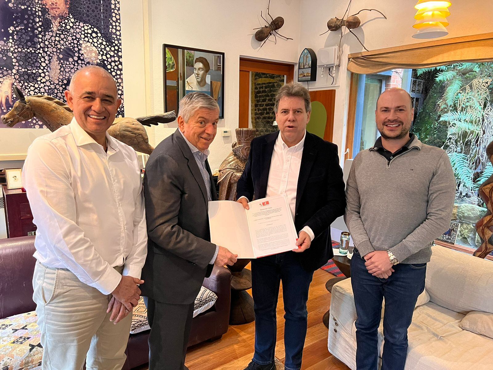 El expresidente César Gaviria entregándole el aval a Eugenio Prieto para la Gobernación de Antioquia.